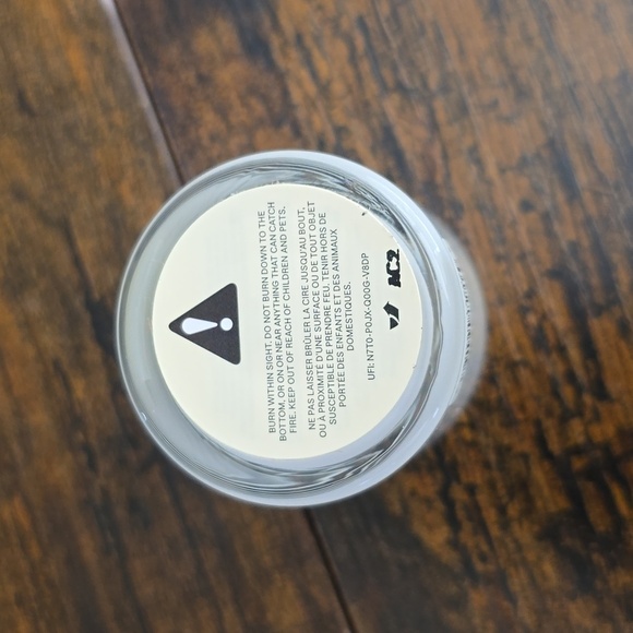 NEW! Jo Malone, English Pear & Freesia Mini Candle, 35g - Picture 3 of 3